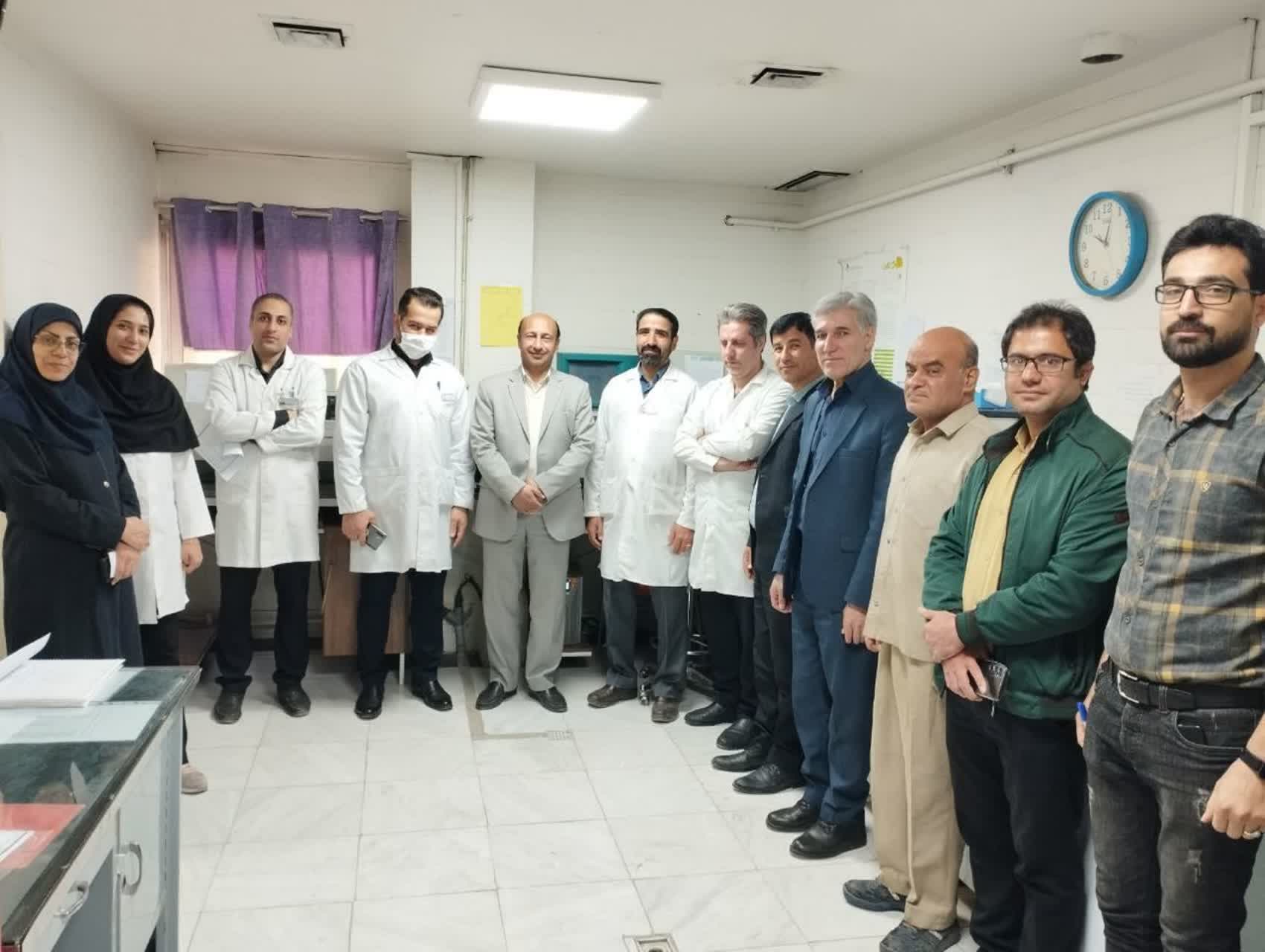 دیدار مدیر شبکه بهداشت و درمان شهرستان کبودرآهنگ با کارکنان آزمایشگاه بیمارستان امام رضا(ع) به مناسبت روز علوم آزمایشگاهی