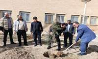کاشت نهال به یاد رهبر شهید انقلاب و شهدای جنگ تحمیلی در بیمارستان امام رضا (ع) شهرستان کبود راهنگ