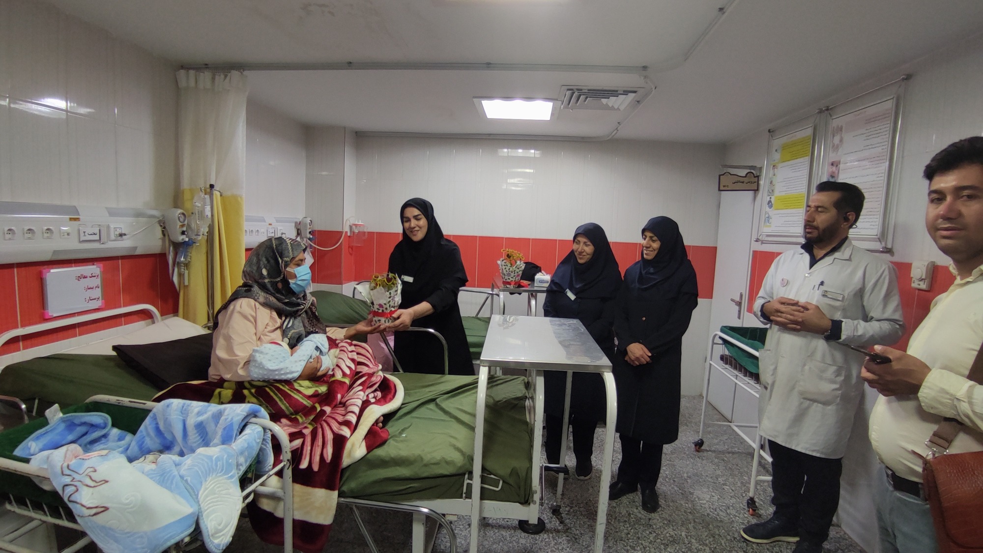 اهداء گلدان به مادران زایمان کرده در بیمارستان امام رضا (ع) شهرستان کبود راهنگ بمناسبت هفته ملی جمعیت
